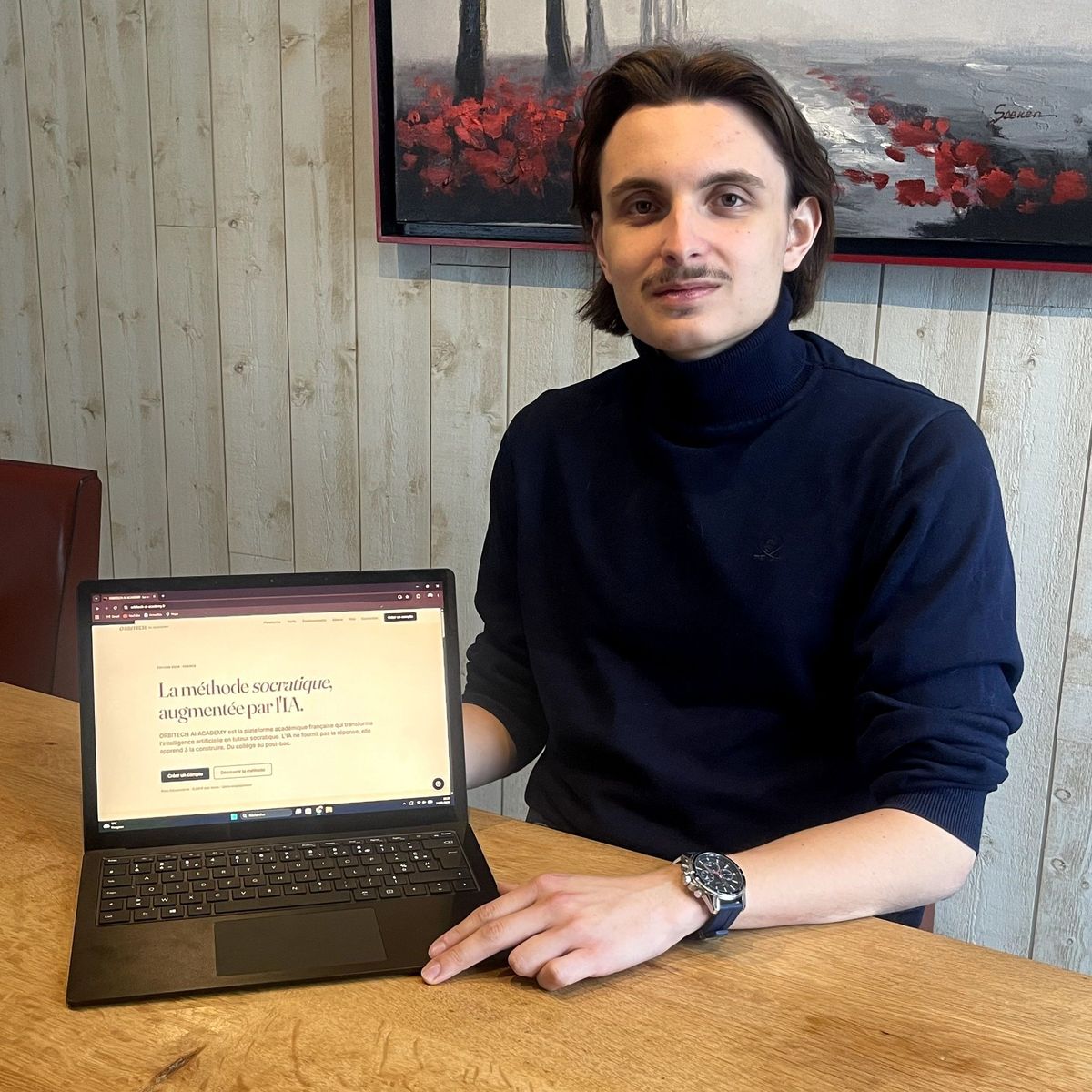 Mael Garbe, attablé devant son ordinateur portable